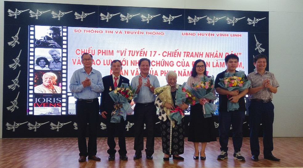 Đại diện Sở Văn h&oacute;a, Sở TT&TT, UBND huyện Vĩnh Linh tặng hoa cho c&aacute;c nh&acirc;n chứng, nh&acirc;n vật của phim